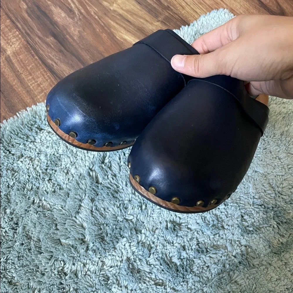 Lisa B Clogs - Picture 3 of 6